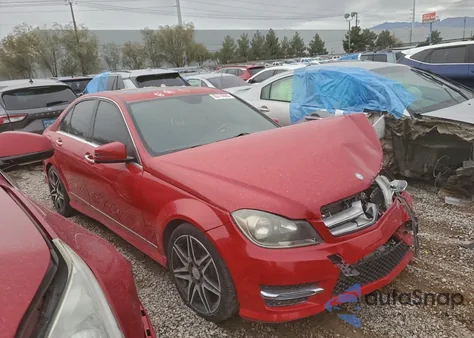 2013 Mercedes-Benz C 250 z USA, uszkodzony, nr VIN WDDGF4HB8DA841967